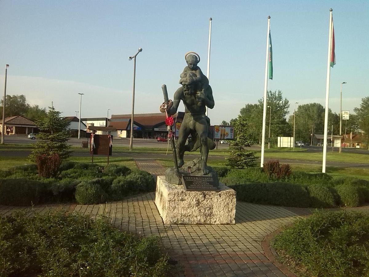 Hutter Vendeghaz Hotel Szantod Bagian luar foto